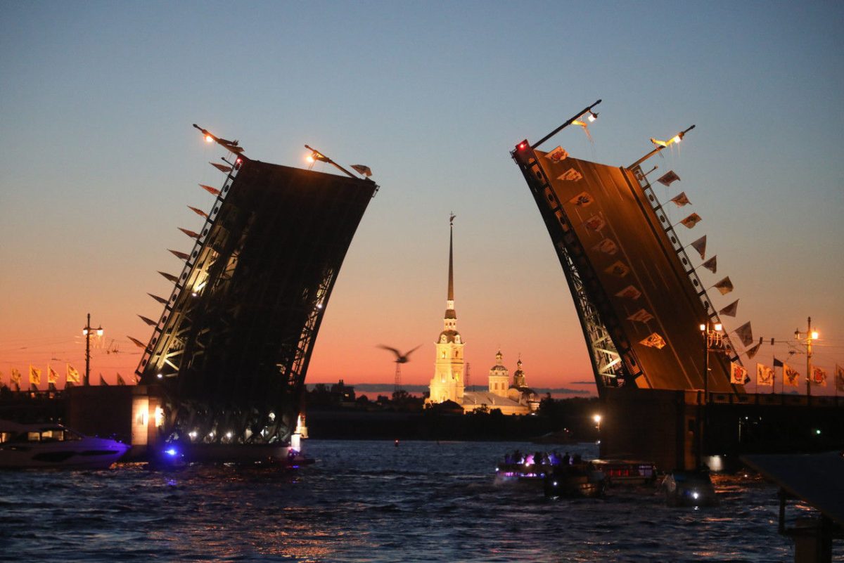 «Поющие мосты» в Петербурге в эти выходные посвятят флагу России